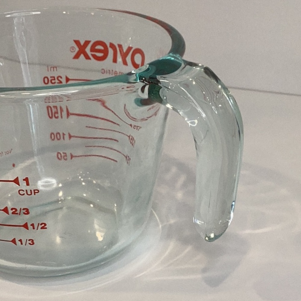 💚 Glass Pyrex Measuring Cup - Picture 5 of 9